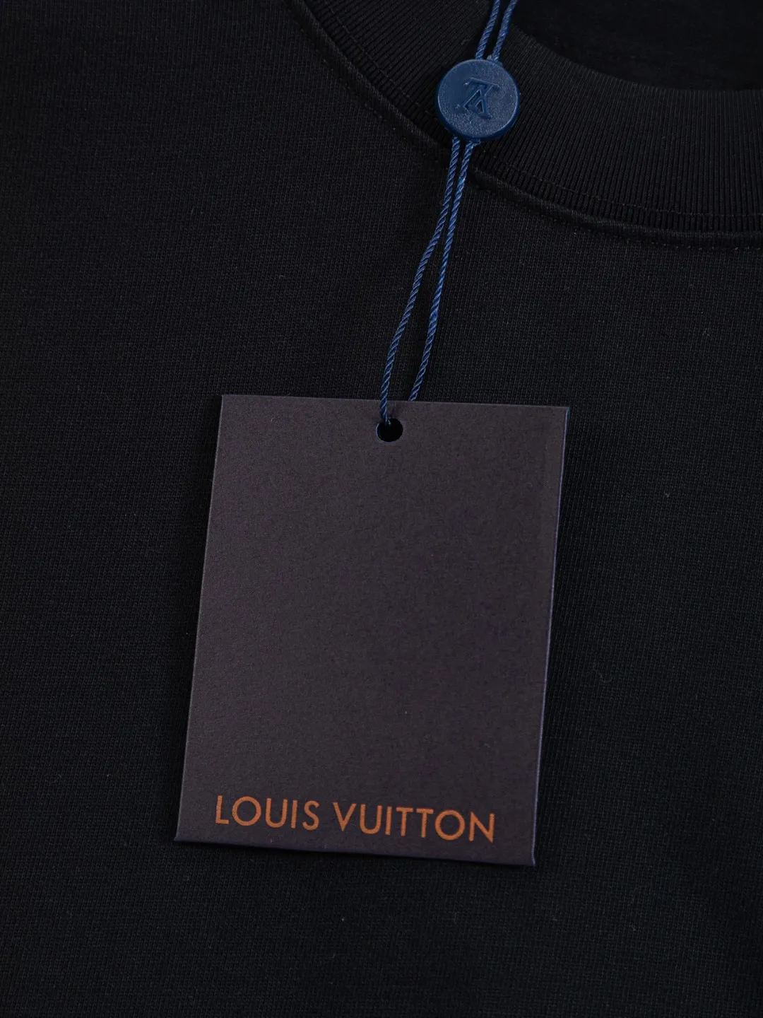 🅿️210 Louis Vuitton 1V LV lv slightly wide version S-XL LV 26ss new products are available at counters simultaneously. Multiple craftsmanship. Front and rear denim patch letters🪡 embroidery. Round neck short-sleeved T-shirt, same style for men and women! Consigned to one-to-one creation. Synchronized with the official website, pure cotton fabrics at the counter! It is close to the skin and comfortable, durable and easy to wear. It has a classic and simple logo design and meticulous original craftsmanship. Short-sleeves, a must-have item for men, do not appear to be the same for the general public, but must be unique and eye-catching. This LV short-sleeve is all about quality, comfort, the same shape and fashion as always, including fabrics and cutting techniques. All of them have been made with great effort! 320 grams of washed pure cotton fabric, pure cotton is breathable, very refreshing and comfortable for daily wear. The rib knitting on the neckline is smooth and tight, and the neckline will not be skewed if you toss it at will. The loose version, you will find that it looks really good on the upper body. The overall is minimalist and neat, super versatile for daily use! Pair it casually with a pair of pants for a youthful look. A T-shirt will make your outfit crazy. It is a fashionable item that can never go wrong! Color: Black White Size: S-XL Size chart: S: Shoulder width 50-Bust 56-Length 70 M: Shoulder width 52-Bust 57-Length 72 L: Shoulder width 54-Bust 59-Length 74 XL: Shoulder width 56-Bust 62-Length 76